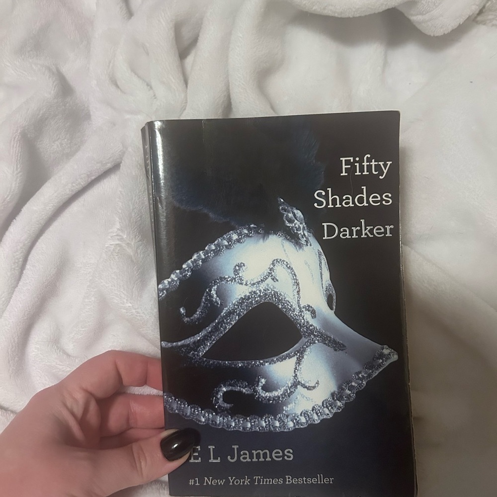 Fifty Shades Darker by E L James - Black & Silver Paperback